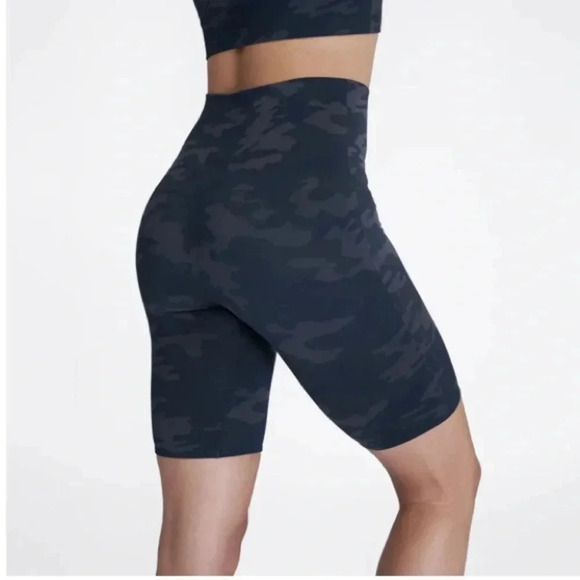 SPANX lamn bike shorts black camo Sz XL New with Tags - Picture 1 of 8